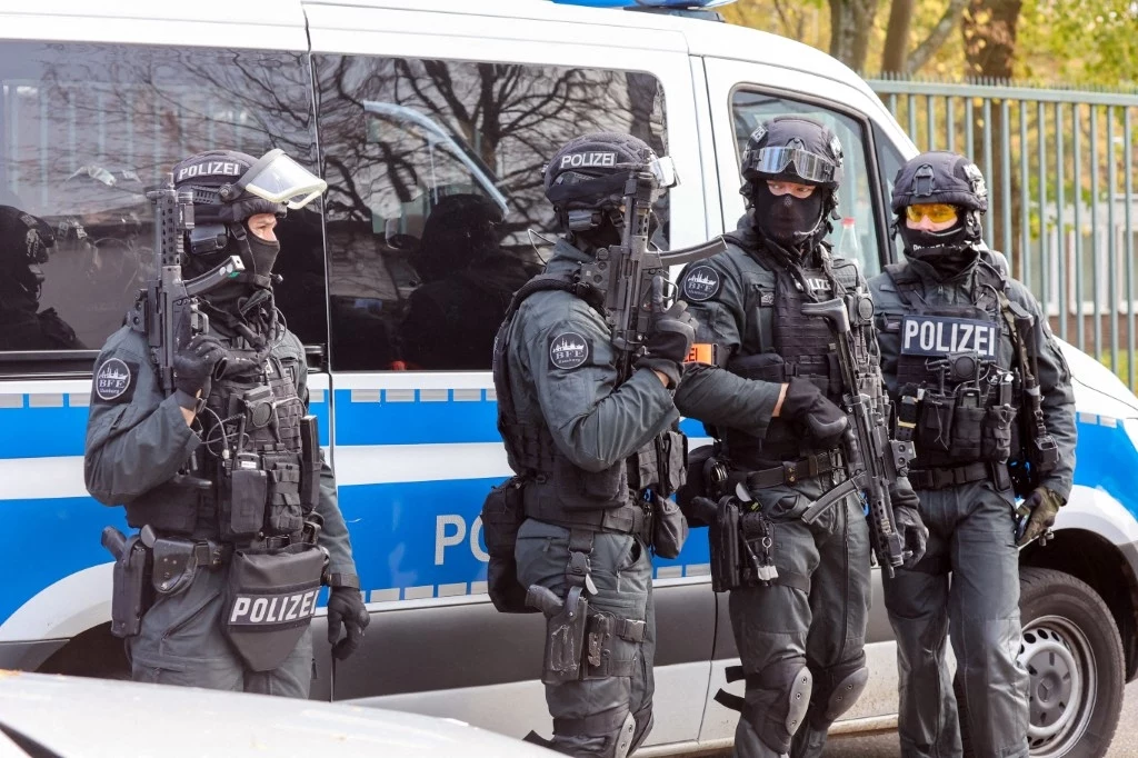 Hamburg. Siły specjalne policji na miejscu akcji Hamburg. Siły specjalne policji na miejscu akcji