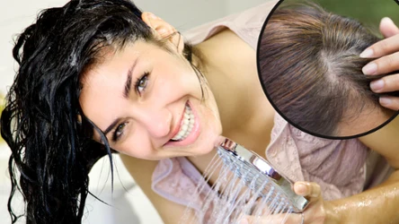 Jak zrobić domową płukankę do siwych włosów?