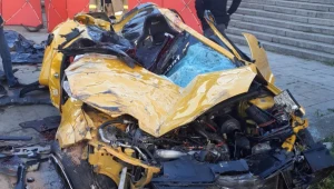 Wrak doszczętnie rozbitego Renault Megane R.S. po wypadku, w którym zginęło czterech młodych mężczyzn