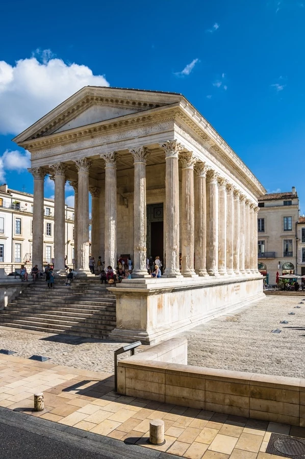 Maison Carrée. Starożytna rzymska świątynia znajduje się we francuskim Nimes