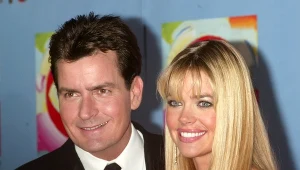 Charlie Sheen i Denise Richards w 2003 roku