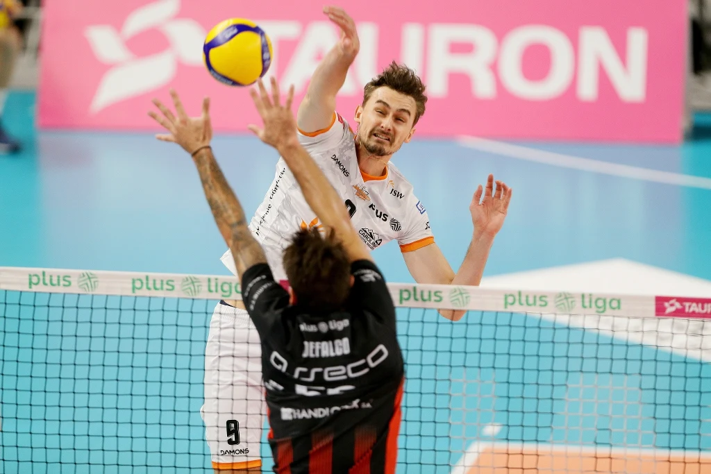 Jean Patry atakuje, Torey Defalco stara się blokować Jean Patry atakuje, Torey Defalco stara się blokować