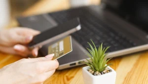Klienci dwóch banków działających w Polsce muszą się przygotować na zmiany