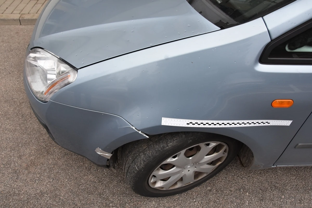 Złodzieje wpadli na gorącym uczynku. Zderzak forda nie dał za wygraną