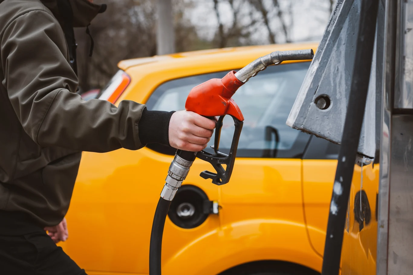 Ile waży litr benzyny, oleju napędowego i gazu LPG? Wyjaśniamy, dlaczego warto znać wagę paliwa. Ile waży litr benzyny, oleju napędowego i gazu LPG? Wyjaśniamy, dlaczego warto znać wagę paliwa.