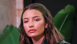 To najmodniejsza kurtka na jesień. Jest ciepła i miękka jak chmurka, a Julia Wieniawa ją uwielbia