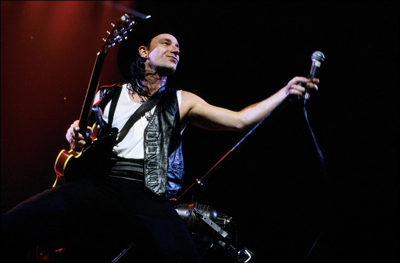 Bono podczas jednego z koncertów promujących "Rattle And Hum" Bono podczas jednego z koncertów promujących "Rattle And Hum"