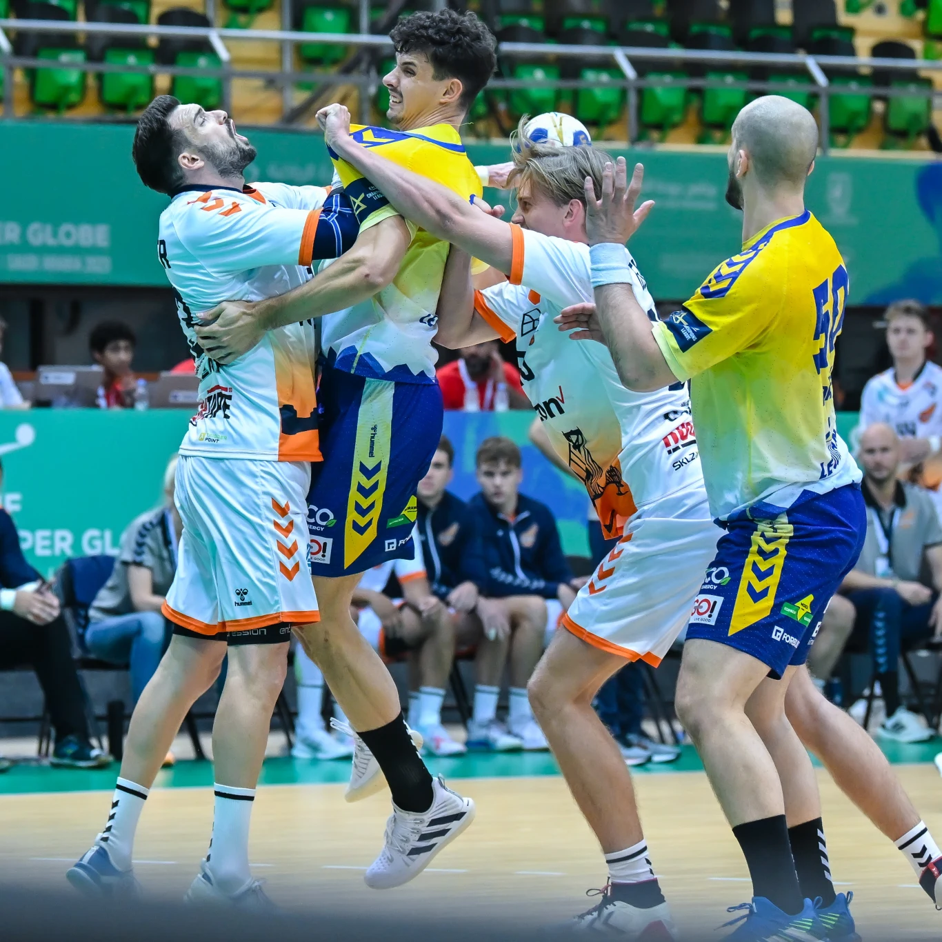 Szymon Sićko powstrzymywany przez graczy San Francisco CalHeat