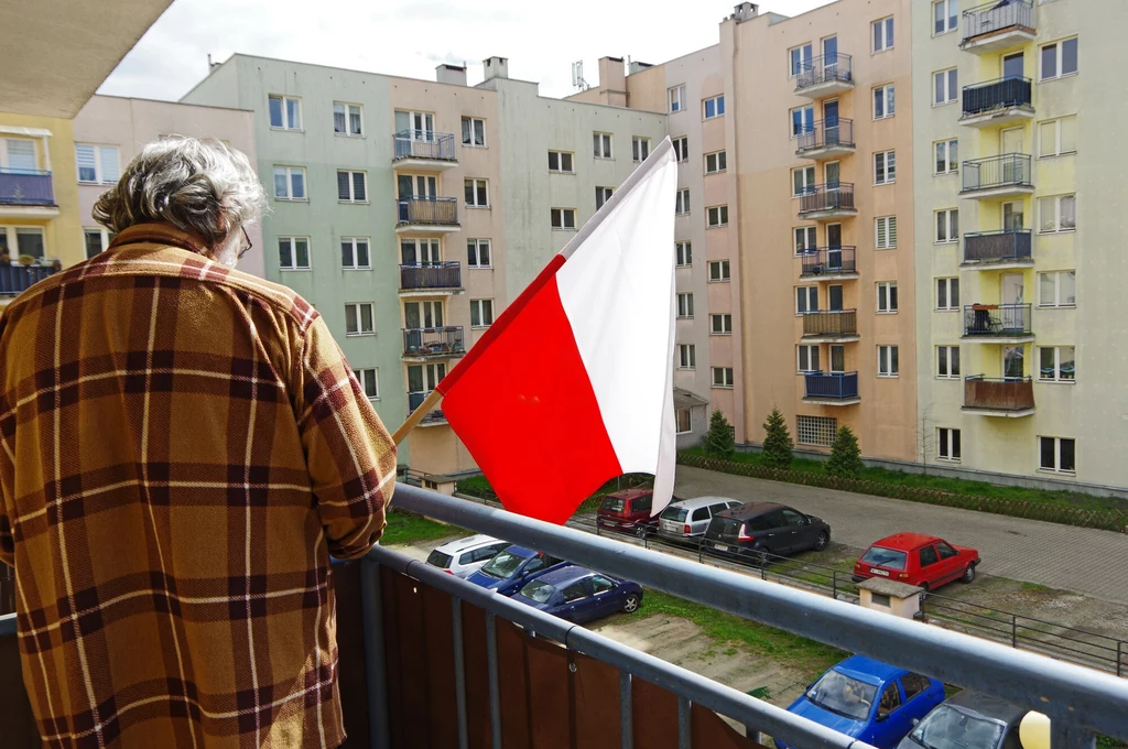 Eksponowanie flagi państwowej w oknach, na tarasach i balkonach to dla wielu wyraz dumy i patriotyzmu