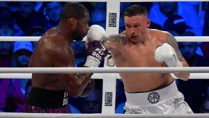 Ołeksandr Usyk w walce z Danielem Dubois