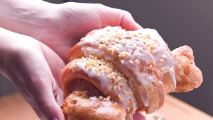 Biały mak ma szczególne znaczenie w polskiej tradycji, zwłaszcza w kontekście obchodów święta św. Marcina, które przypada 11 listopada. 