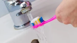 Mycie zębów należy rozpocząć w tym wieku. Później wzrasta ryzyko próchnicy