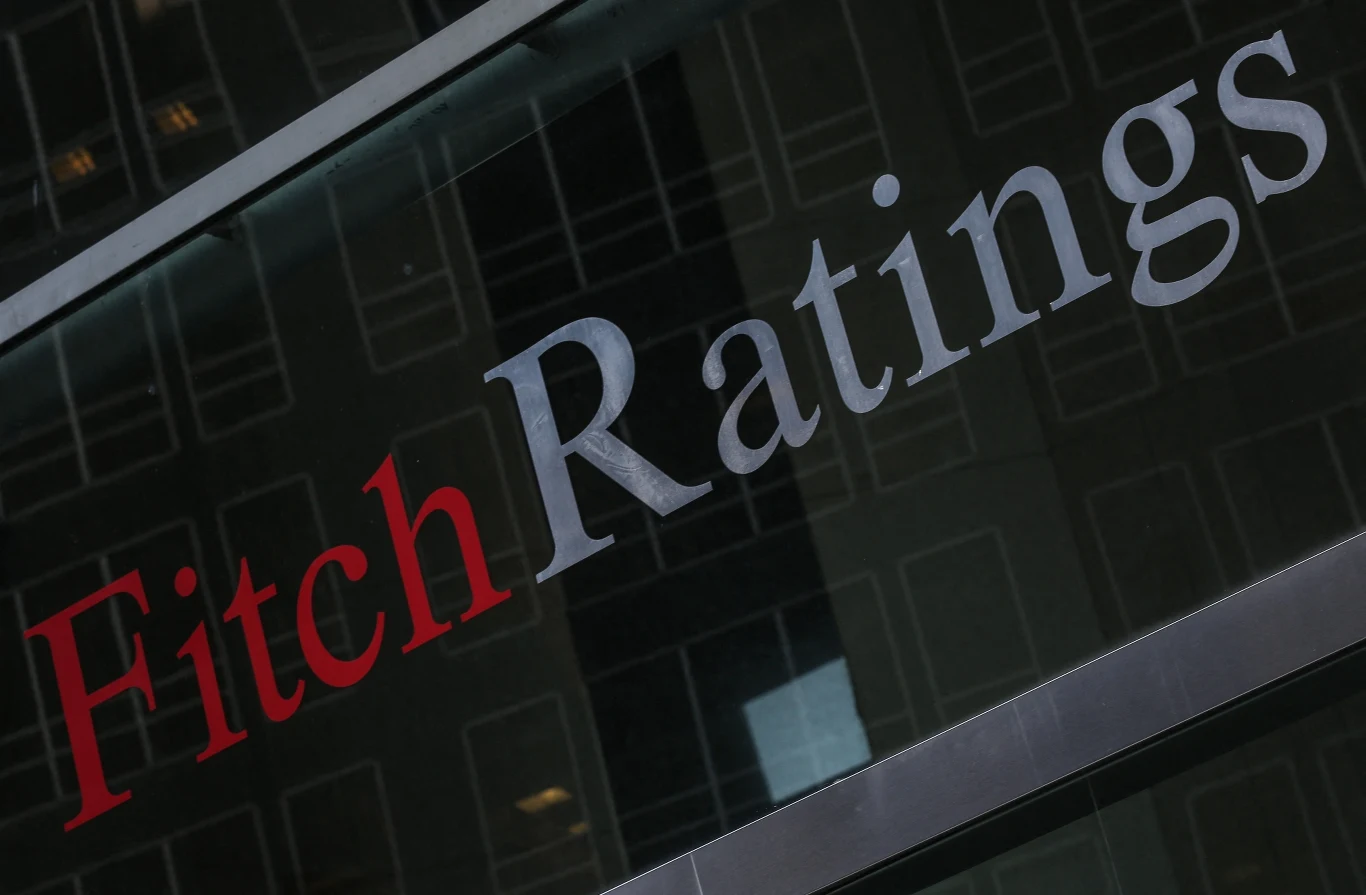 Agencja ratingowa Fitch dokona w piątek nowej oceny Polski. Obecna znajduje się na poziomie A- z negatywną perspektywą Czarne tło ekranu. Na nim czerwonymi literami napisano "Fitch", a szarymi - "Rating".