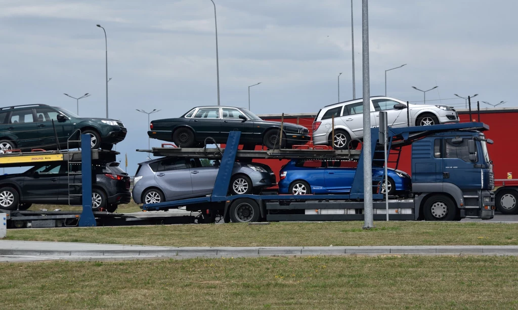 Wiemy, ile statystyczny Polak pracować musi na statystyczne używane auto