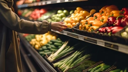 ​Te warzywa i owoce warto jeść latem. Doskonale nawadniają