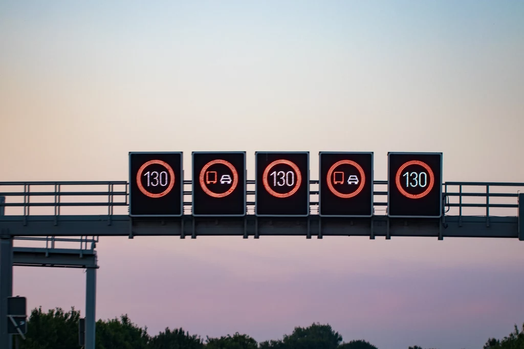 Ograniczenia dotyczące poszczególnych pasów mogą być umieszczone nad autostradą