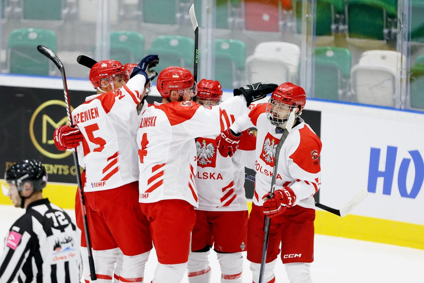 Hokejowa reprezentacja Polski i radość po strzelonej bramce w meczu z Estonią