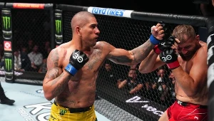 Alex Pereira (z lewej) pokonał Jana Błachowicza niejednogłośną decyzją sędziów