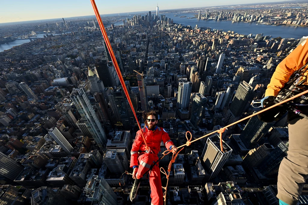 Jared Leto (30 Seconds to Mars) podczas wspinaczki po Empire State Building w Nowym Jorku