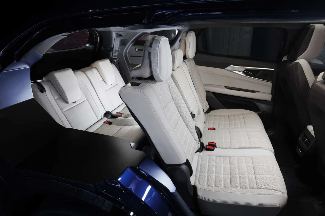 W drugim rzędzie nie ma trzech osobnych foteli - jest dzielona kanapa