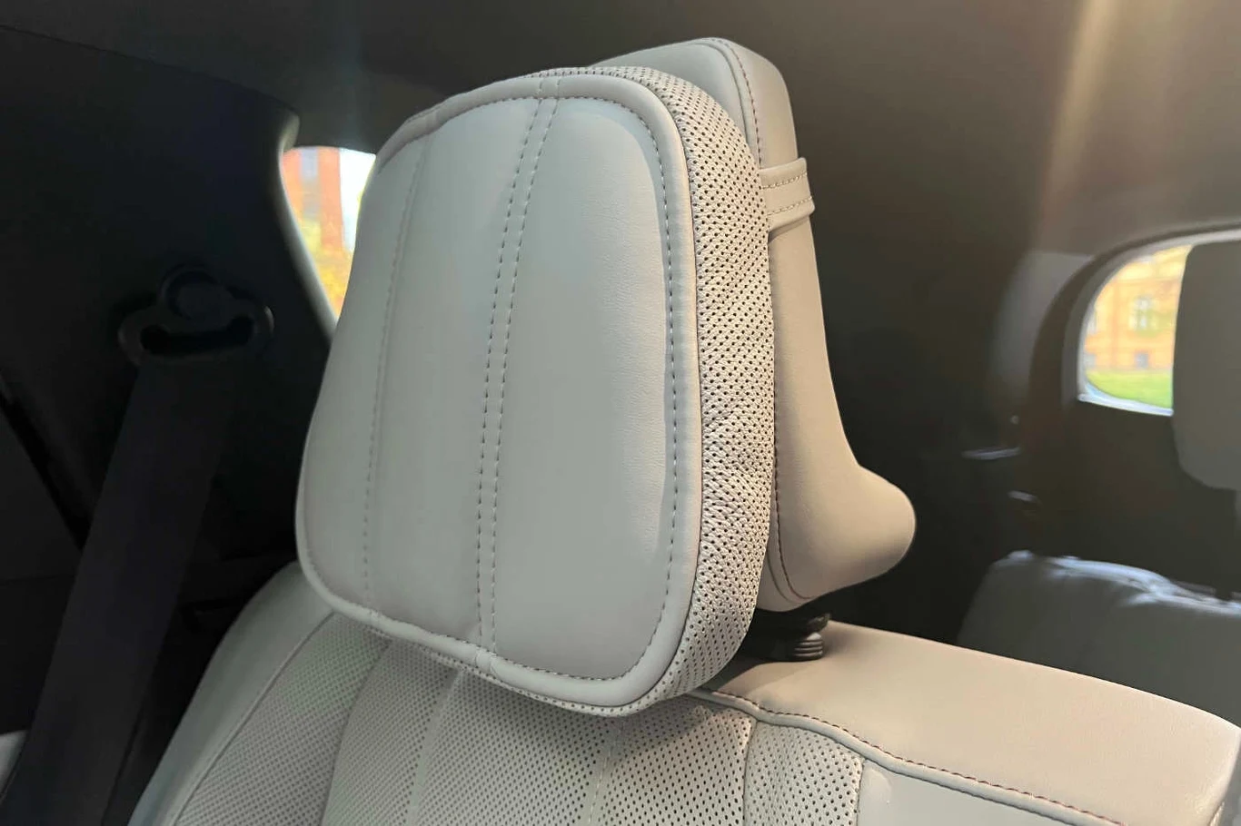 Nakładki na zagłówki rozpieszczają potylice pasażerów drugiego rzędu