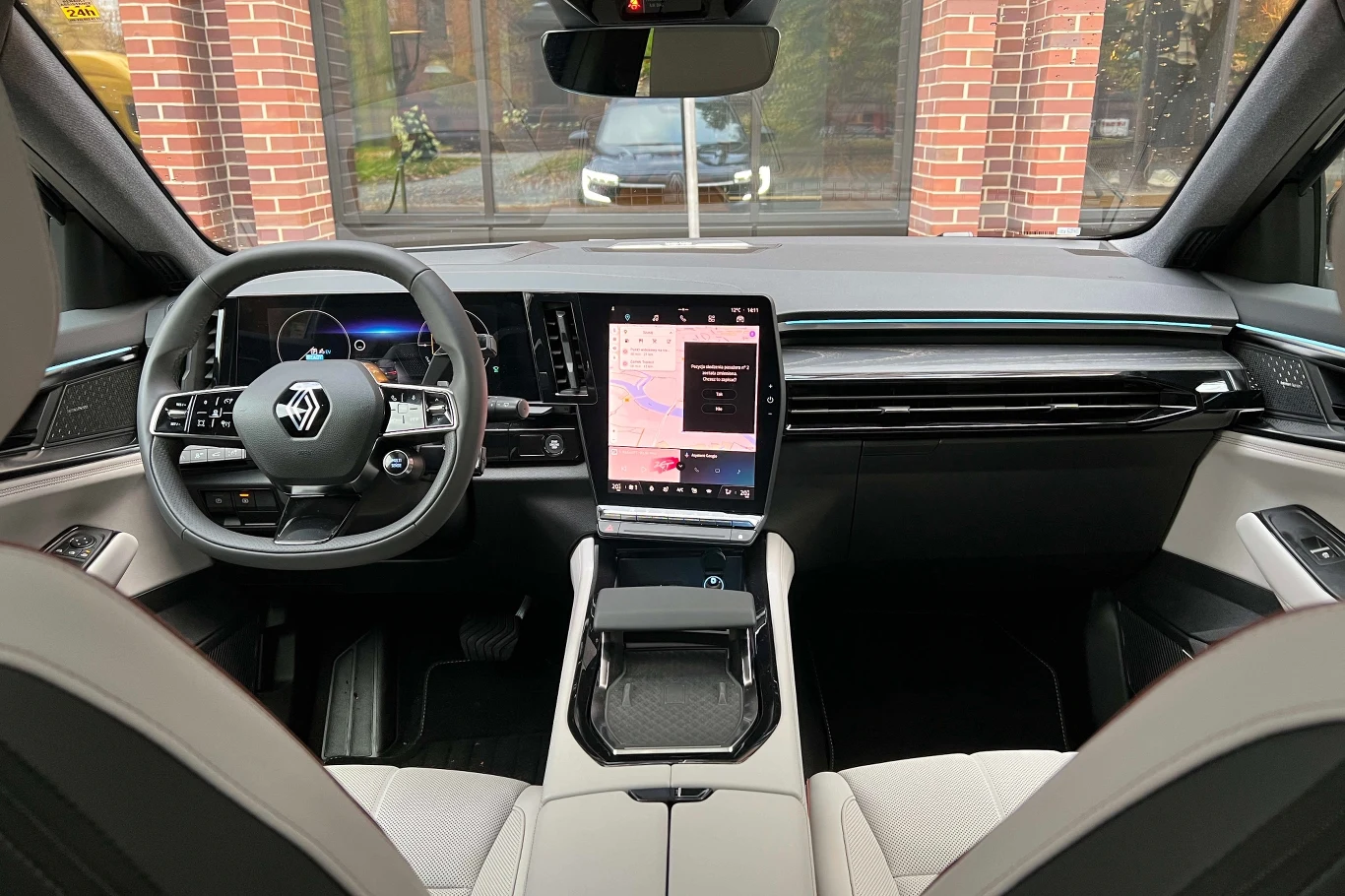 System multimedialny jest prosty w obsłudze. Fizyczne przyciski pod ekranem zapewniają dostęp do najważniejszych funkcji