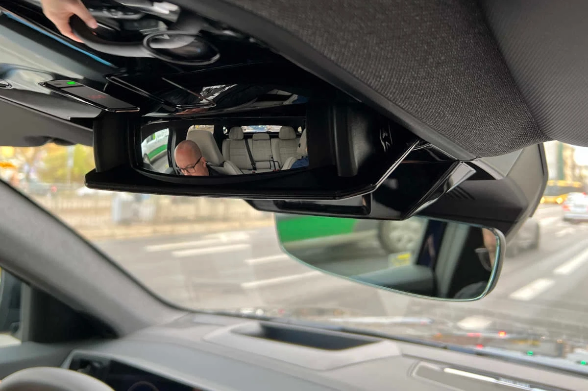 Dodatkowe lusterko pozwala na obserwowanie pasażerów tylnych rzędów