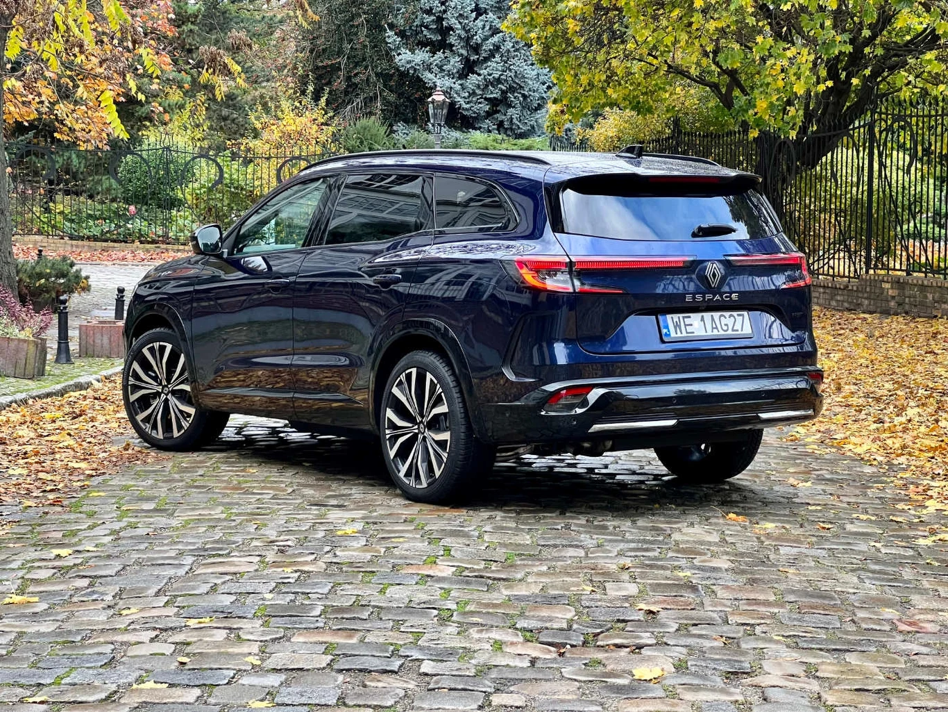 Wielkie nadwozie zapowiada przestronne wnętrze. 4 skrętne koła ułatwiają manewrowanie w mieście