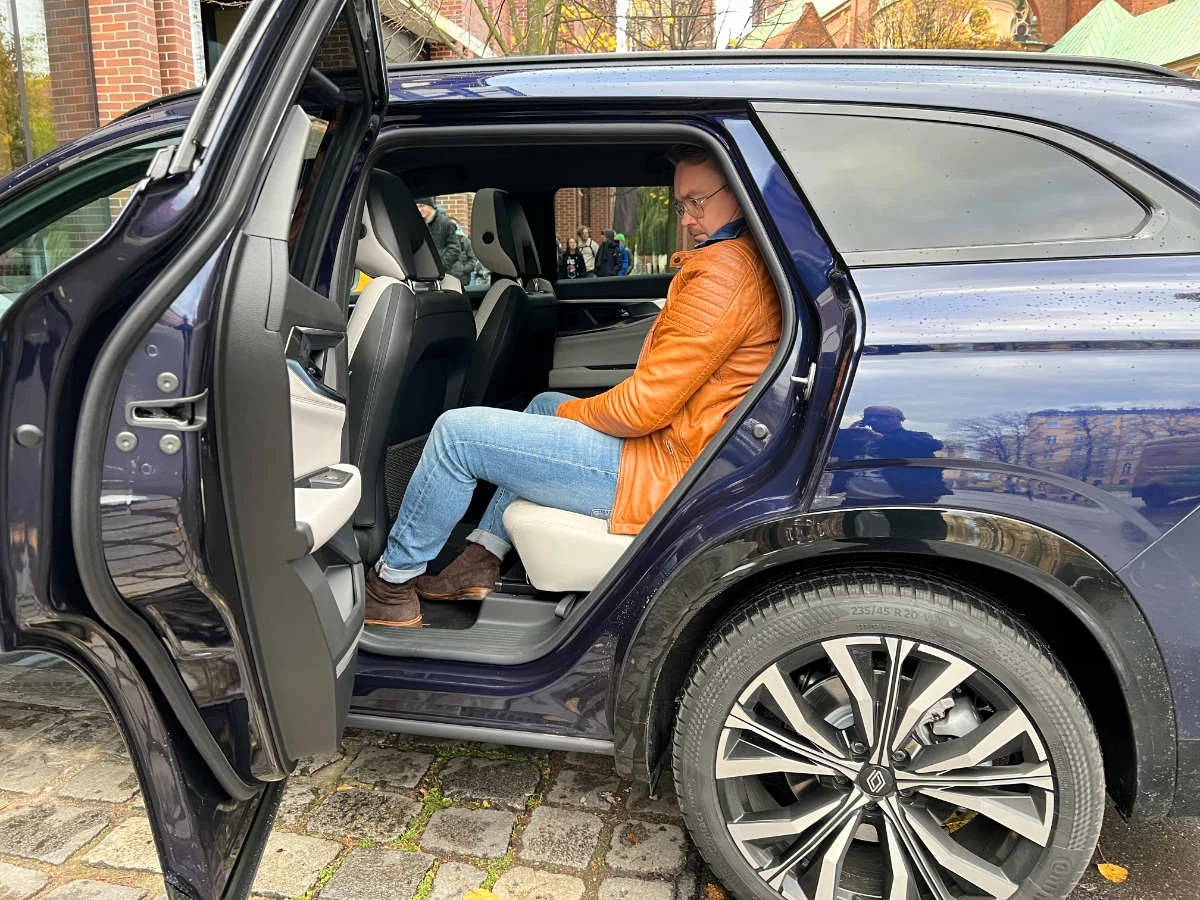 W drugim rzędzie nie brakuje miejsca na nogi. Dzięki szklanemu dachowi jest go też mnóstwo nad głową