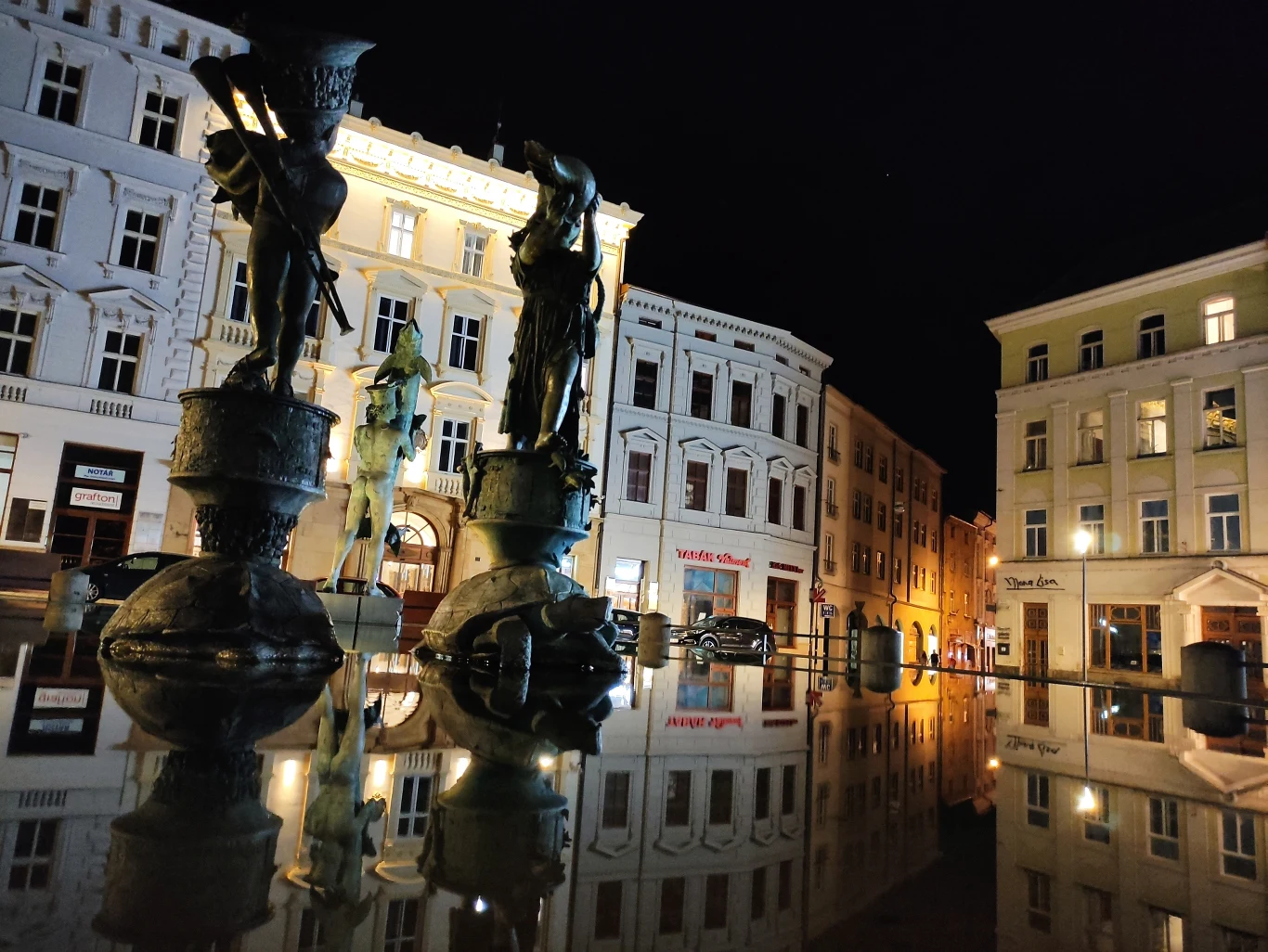 Ołomuniec nocą. Fontanna z żółwiem Ołomuniec nocą. Fontanna z żółwiem