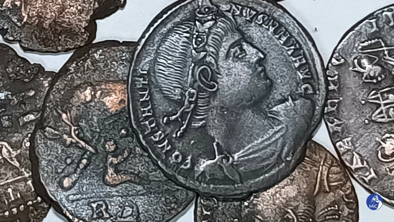 Odnaleziony na Sardynii skarb to tzw. follis - rzymskie monety z brązu lub miedzi Odnaleziony na Sardynii skarb to tzw. follis - rzymskie monety z brązu lub miedzi