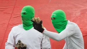 Maskarada w wykonaniu fanów Legii Warszawa. W Europie budzą lęk wszędzie, gdzie się pojawią. 