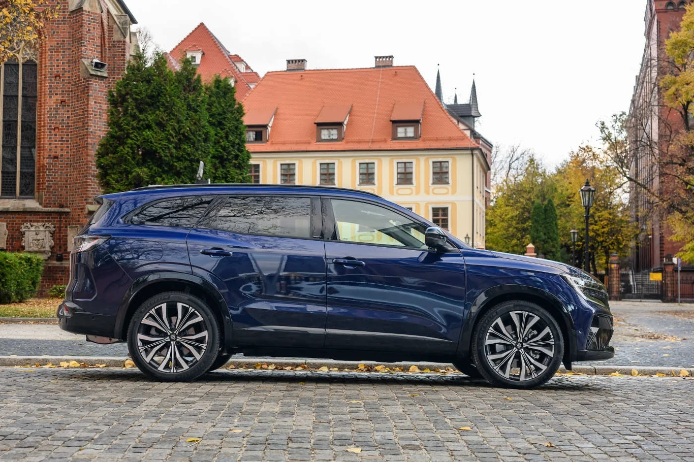 Dzięki systemowi czterech skrętnych kół Espace świetnie radzi sobie w mieście