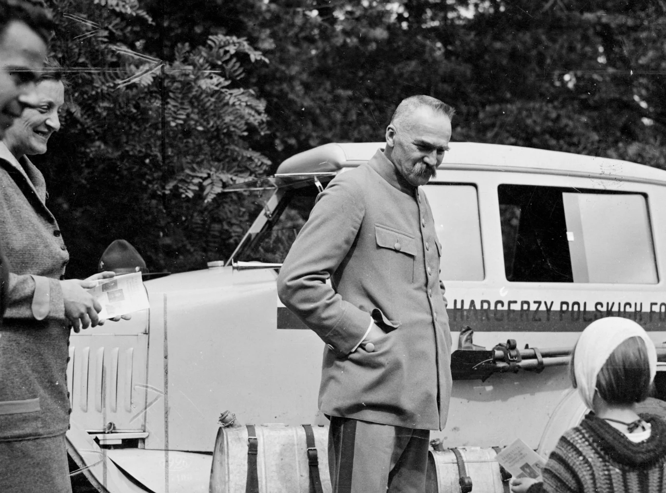 Józef Piłsudski rozmawia z córką Jadwigą - w tle Ford T ekspedycji harcerzy polskich dookoła świata / Narodowe Archiwum Cyfrowe
