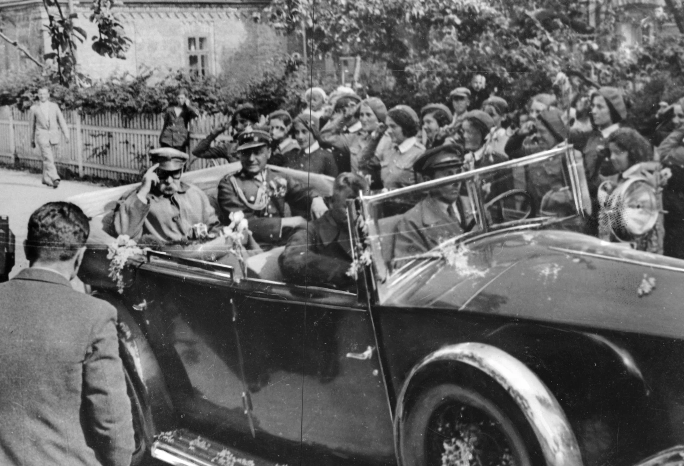 Marszałek Józef Piłsudski ze swoim adiutantem kpt. Mieczysławem Lepeckim. Za kierownicą siedzi szofer marszałka Zygmunt Malinowski - to jemu marszałek mierzył czasy przejazdów / Narodowe Archiwum Cyfrowe