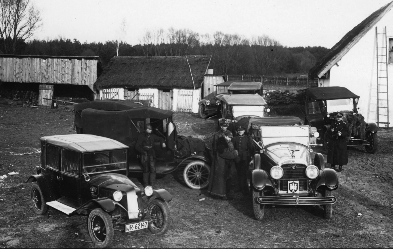 Grupa samochodów z kolumny prezydenta Ignacego Mościckiego - polowanie w Spale, 1927 rok / fot. Narodowe Archiwum Cyfrowe