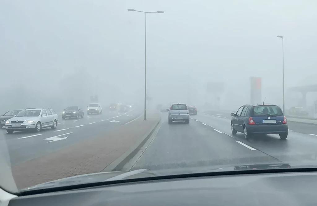 Na gęstą mgłę szczególnie powinni uważać kierowcy 
