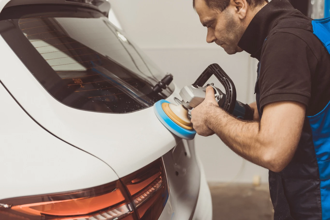 Detailing i polerowanie samochodu może poprawić wygląd samochodu i zachęcić do zakupu potencjalnego klienta
