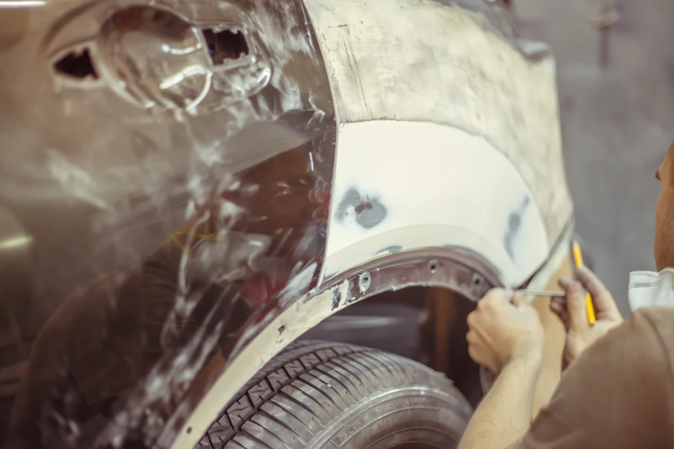 Szpachlowanie elementów powoli odchodzi w zapomnienie. Szpachluje się głównie uszkodzenia na integralnych częściach karoserii. Części wymienne takie jak drzwi czy przednie błotniki są tanie w zakupie na szrotach i portalach sprzedażowych w internecie.