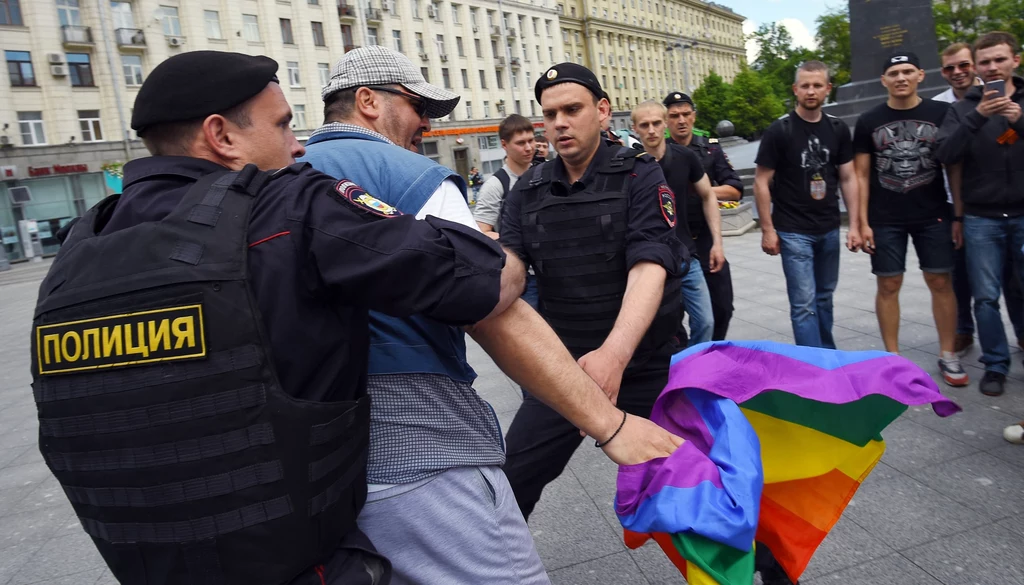 Rosja sprzeciwia się większości rzeczy, które w krajach Europy czy Ameryki Północnej są już postrzegane jako normy praw człowieka m.in. prawa osób LGBT, czy równouprawnienie kobiet