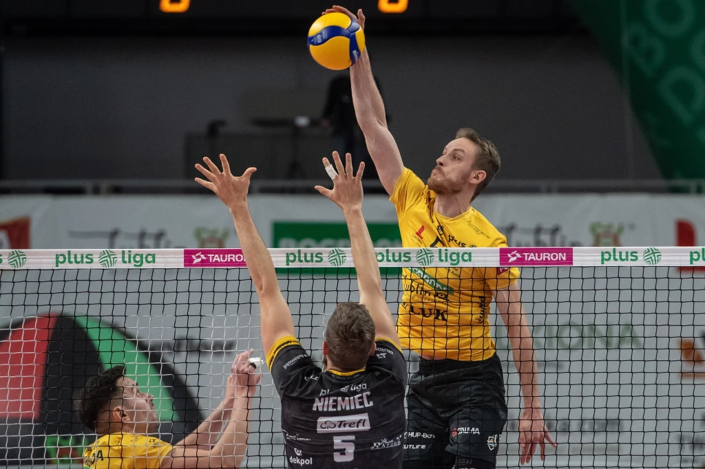 Atakuje Marcin Kania z Bogdanki LUK Lublin Atakuje Marcin Kania z Bogdanki LUK Lublin