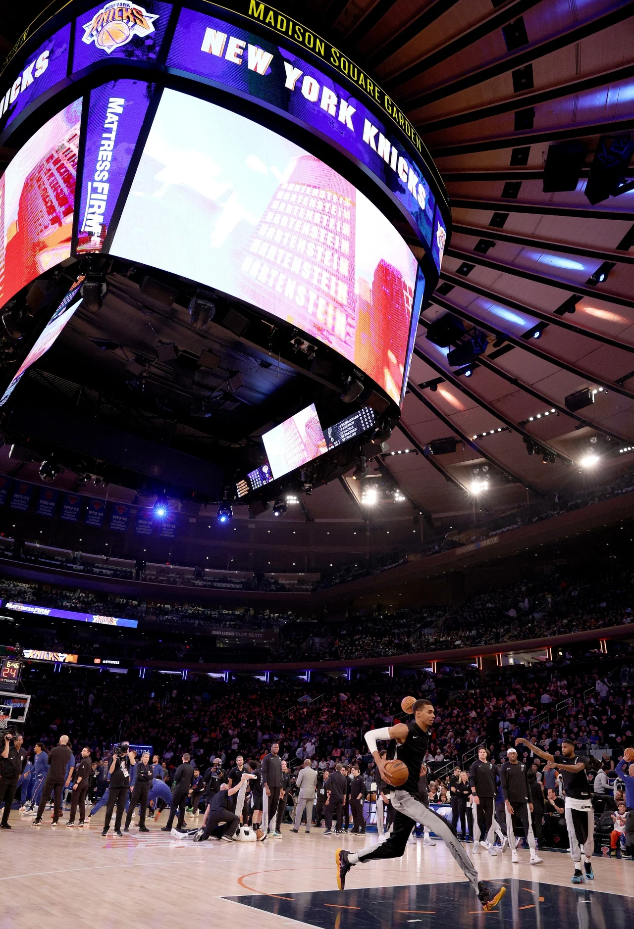 Wielki ekran pod kopułą dachu MSG w Nowym Jorku - tu podczas meczu New York Knicks