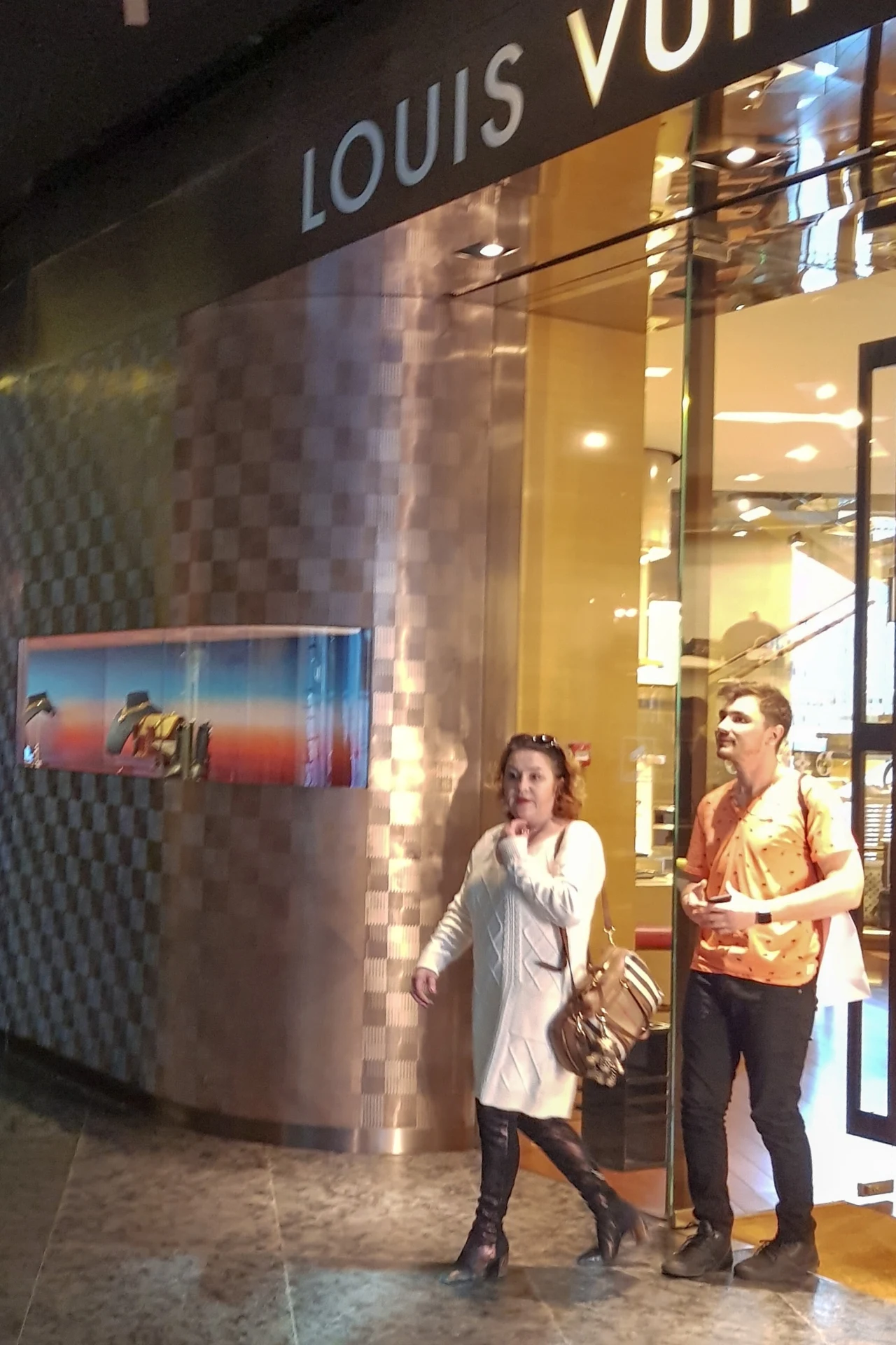 Daniel Martyniuk z rodzicami na zakupach Daniel Martyniuk z rodzicami na zakupach