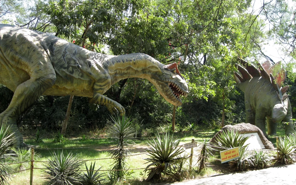 Jurajski allozaur w ataku na stegozaura. Rekonstrukcja z parku dinozaurów w Indiach