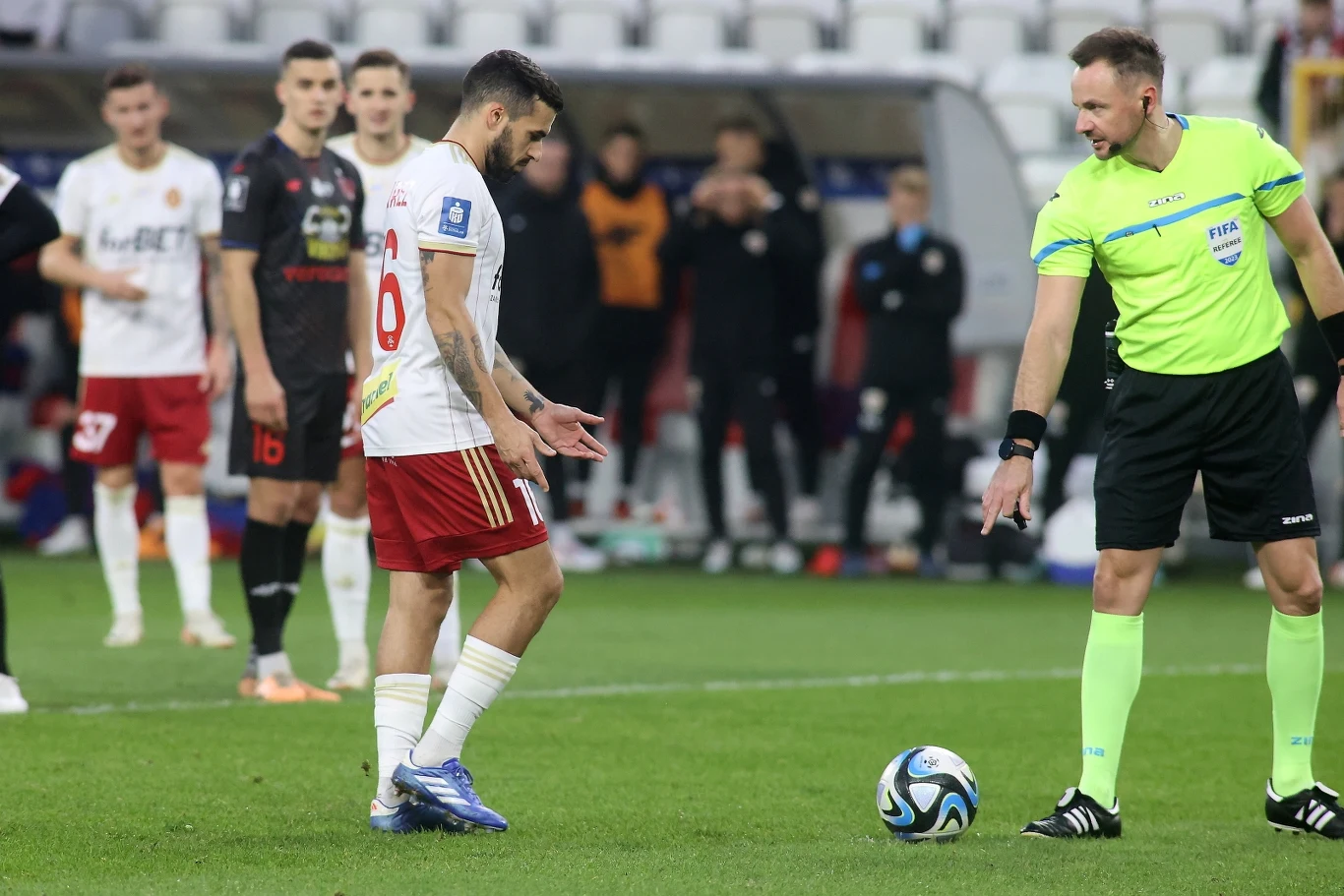 To był ważny moment meczu, kiedy Paweł Raczkowski po interwencji VAR podyktował rzut karny To był ważny moment meczu, kiedy Paweł Raczkowski po interwencji VAR podyktował rzut karny