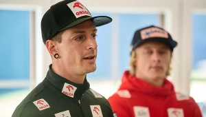 Trener Thomas Thurnbichler, w tle Dawid Kubacki