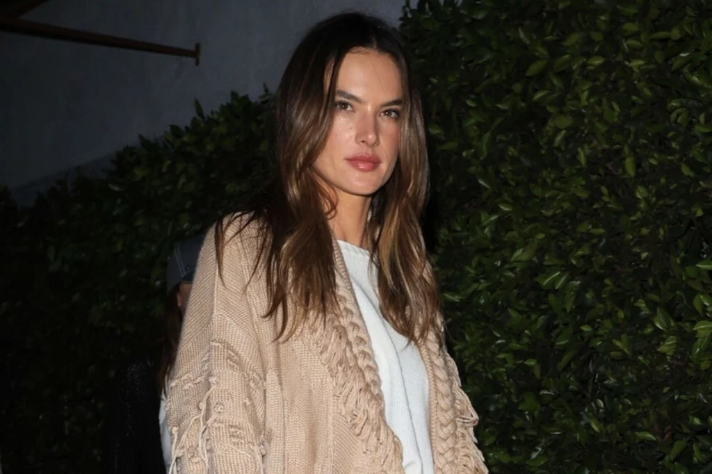 Alessandra Ambrosio zachwyca stylizacją. Modnie, ale komfortowo