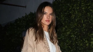 Alessandra Ambrosio lansuje gorący trend. Te spodnie pokocha każda kobieta