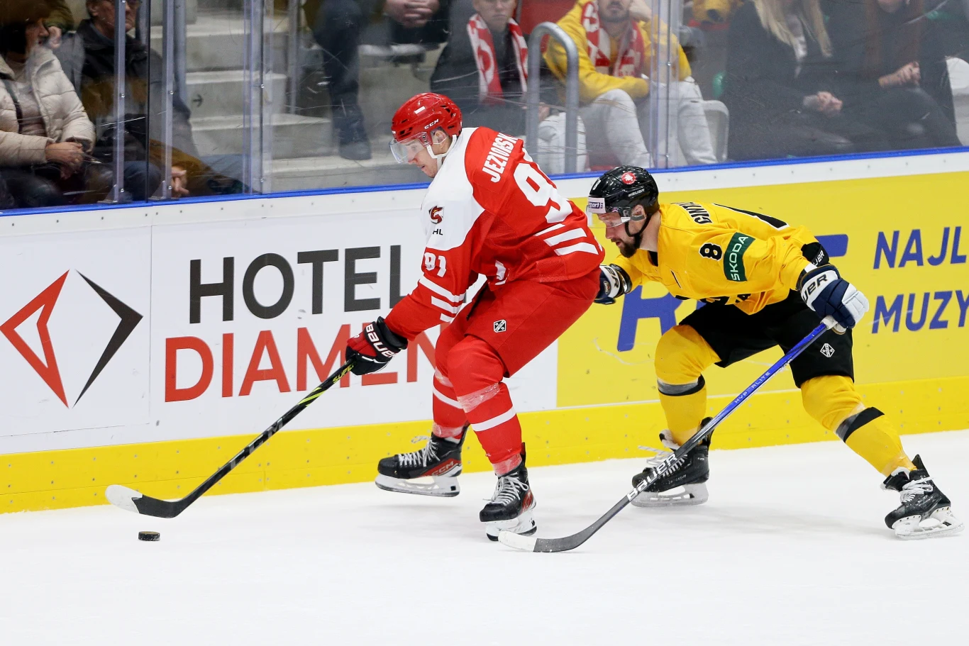 Bartłomiej Jesiorski (po lewej) w meczu z Litwą)