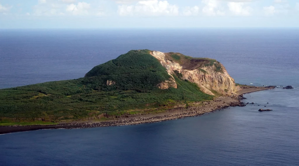 Wyspa Iwoto, koło której pojawił się nowy kawałek lądu